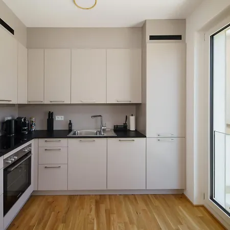 Luxurioeses 2-zimmer-apt Im Scandi-coastal-stil I Toplage I Familienfreundlich I Balkon I Kueche I Netflix I Kostenloser Parkplatz I 65 M2 Apartman *